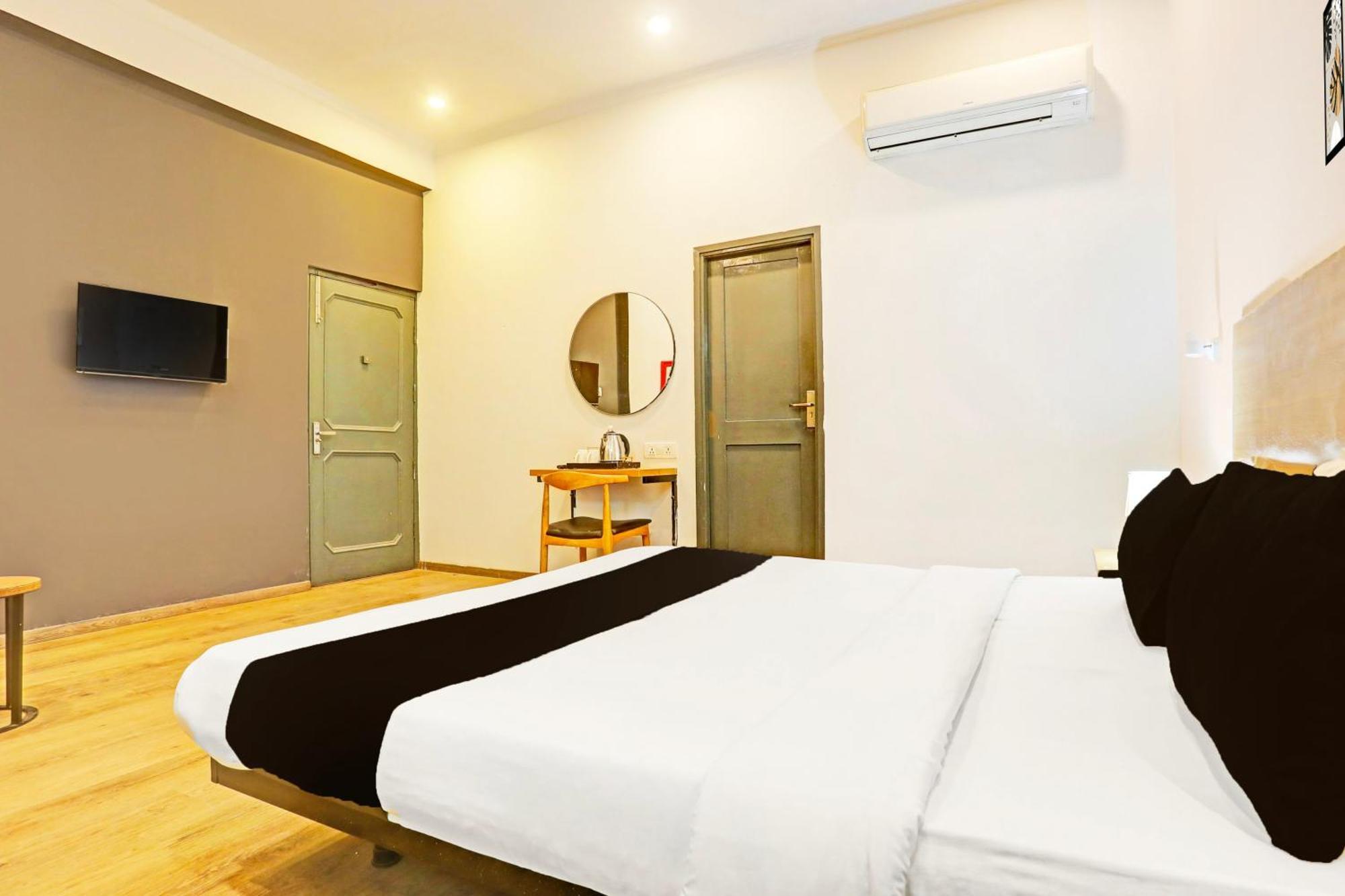 Super Townhouse Vijay Khand Gomti Nagar ラクナウ エクステリア 写真